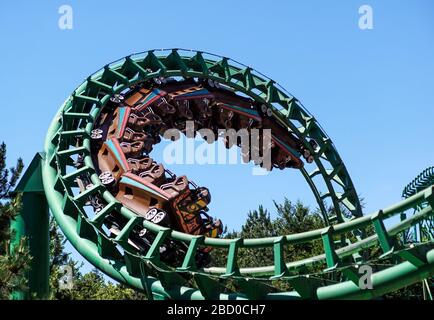 Achterbahn gegen einen strahlend blauen Himmel Stockfoto