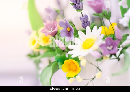 Frühlingsblumen auf Hochzeitstorte Stockfoto