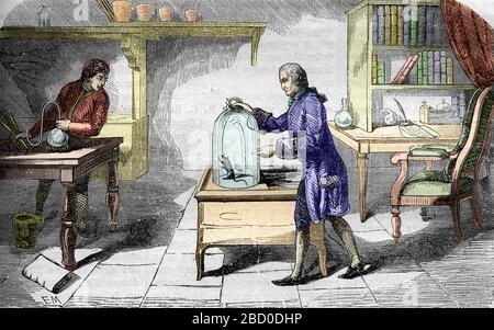 Antoine Laurent Lavoisier (1743-1894) faisant une experience sur l'oxygene et sur son influence sur la vie, en placant une souris sous une cloche - an Stockfoto