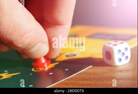Brettspiele, Chips und Würfel Quarantäne und Selbstisolation Zeit, Freizeit und Familie spielen Stockfoto