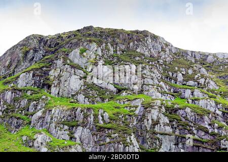 Gras überstieg Rocky Outcrop in Galloway Schottland Stockfoto