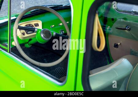 In einem sowjetischen Auto. Ansicht des Lenkrads und Tacho mit Tasten. Grünes Auto Stockfoto