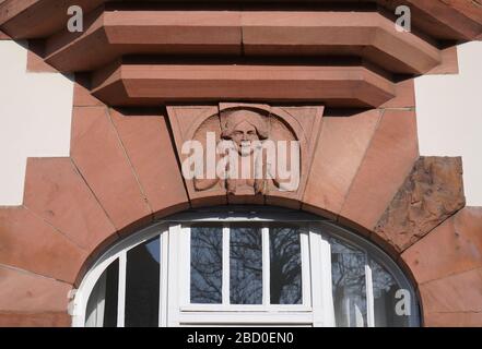 Nahaufnahme eines schönen Dekorationsdetails, das ein weißes Fenster eines alten Hauses im Stadtteil Oberkassel in Düsseldorf einrahmt. Stockfoto