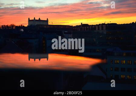 schloss bratislava - Slowakei. Am letzten Abend leicht Stockfoto