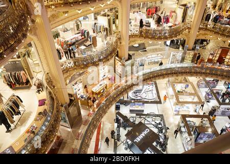 PARIS - 6. NOVEMBER 2019: Galeries Lafayette Interior mit Chanel, Tom Ford, Estee Lauder Shops in Paris Stockfoto