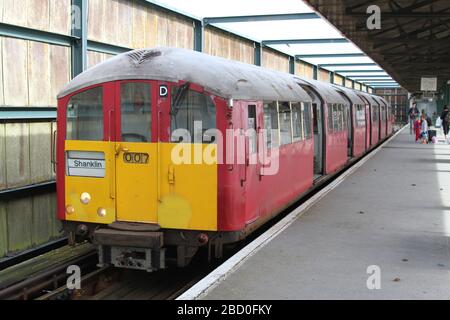 Ex London Underground Class 483 Nr. 007 Electric Multiple Unit Train am Ryde Pier Head Station am 28. Juli 2015 Stockfoto