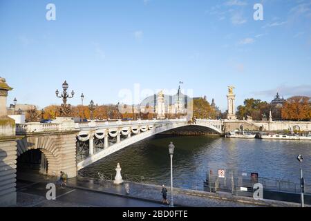 PARIS, FRANKREICH - 7. NOVEMBER 2019: Alexander-III-Brücke in Paris, die Menschen an einem sonnigen Herbstmorgen running und radeln Stockfoto