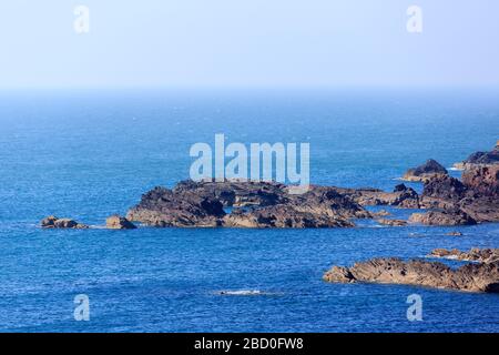 Sonniger Felsvorsprung an der Westküste der Mull of Galloway, Schottland Stockfoto