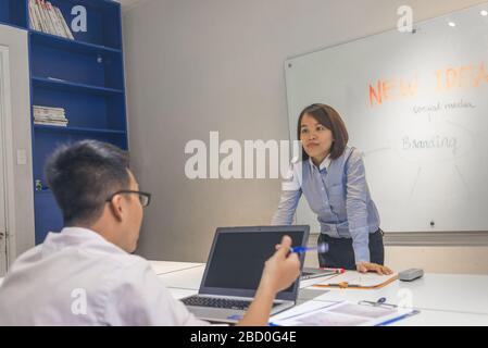 Junge Büroangestellte diskutieren in der Schulung Stockfoto