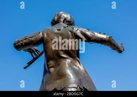 Peter-Pan-Statue in Kensington Gardens, 1912 in Bronze von Sir George Frampton skulptiert; mit Rückansicht von Peter Stockfoto