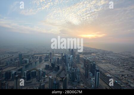 DUBAI, VEREINIGTE ARABISCHE EMIRATE - 19. NOVEMBER 2019: Dubai City High Angle View mit Wolkenkratzern in der Dämmerung von Burj Khalifa aus gesehen Stockfoto