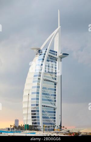 DUBAI, VEREINIGTE ARABISCHE EMIRATE - 21. NOVEMBER 2019: Luxushotel Burj Al Arab bei trübem Sonnenuntergang in Dubai Stockfoto