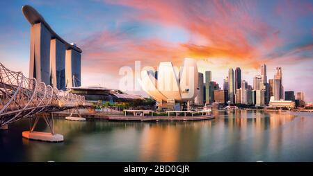 Singapur Stadt in Marina bei dramatischem Sonnenuntergang Stockfoto