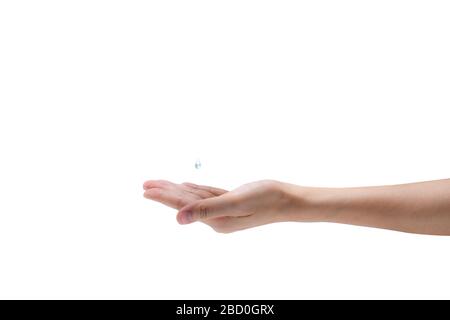 Hand mit blauem Tropfen Alkoholgel isoliert auf weißem Hintergrund. Händededesinfektionsmittel zum Reinigen und Waschen der Hand und zum Schutz vor Keimen, Viren und Stockfoto