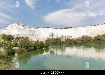 Von den natürlichen Travertin-Pools und -Terrassen aus haben Sie Blick auf Pamukkale, Denizli, Türkei. Stockfoto