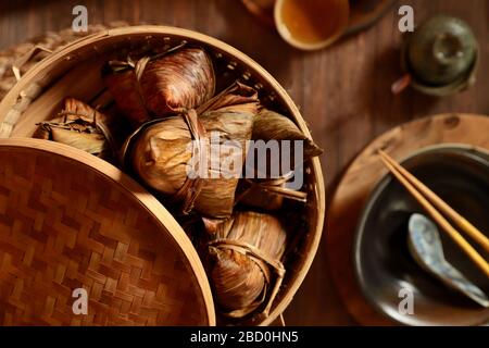 Zongzi. Chinesische gedünstete klejewyje Reis Knödel in Bambusblatt Verpackung Stockfoto