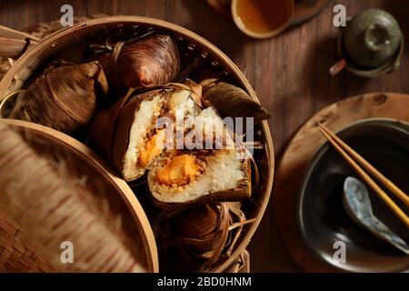 Zongzi. Chinesische gedünstete klejewyje Reis Knödel in Bambusblatt Verpackung Stockfoto