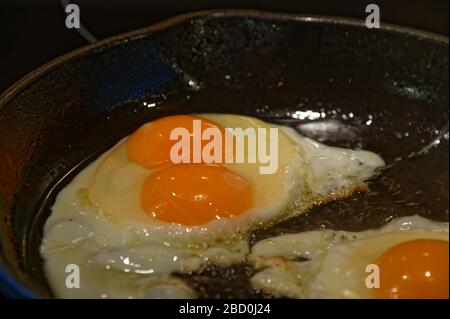 Ein gebratenes Frühstück überrascht mit einem doppelt gebackenen Ei Stockfoto