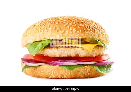 Klassischer Burger mit Rind- oder Hühnerkutlet, Tomaten, fermentierte Gurke, rote Zwiebel, Käse, Basilikum und Spinat in Sesambun. Isoliert auf weißem Backgr Stockfoto