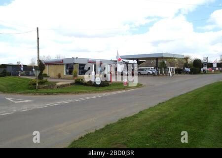 Die Firs Garage am Rande des nördlich gelegenen Oxfordshire Dorfes Hook Norton wurde aufgrund der Coronavirus (Covid-19) Outbrea vorübergehend geschlossen Stockfoto