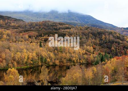 Herbstblick über den Fluss Tummel bei Dunalastair, Pitlochry Stockfoto