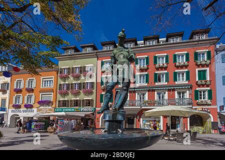 Zentraler Platz von Lienz oder Hauptplatz mit Saint-Florian-Brunnen Stockfoto