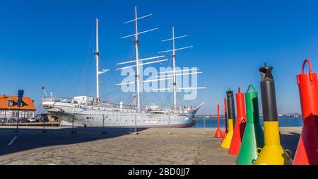 Panorama von bunten Bojen vor der Gorch Fock Schiff in Stralsund, Deutschland Stockfoto