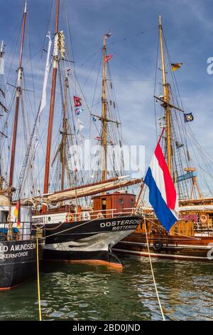 Hecken von hohen Schiffe im Hafen von Kiel, Deutschland Stockfoto