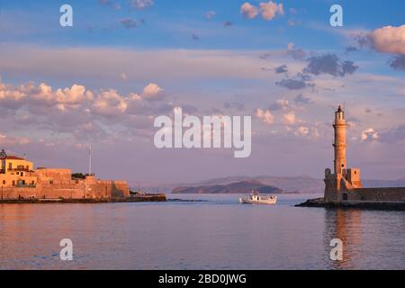 Boot im malerischen alten Hafen von Chania, Insel Crete. Griechenland Stockfoto