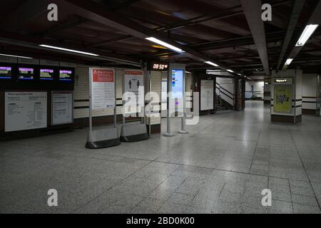 Empy Rush Hour Einlauf und Benachrichtigung an der U-Bahnstation in London zu halten 2 Meter Entfernung aufgrund COVD-19 nationalen Regierung sozialen distan Stockfoto