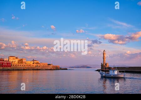 Boot im malerischen alten Hafen von Chania, Insel Crete. Griechenland Stockfoto