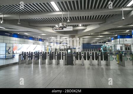 Leere Tottenham Court Road U-Bahn-Station Halle und Ticket-Gates aufgrund der nationalen Regierung sozialen Distanzierung Beschränkungen für nicht-wesentliche Reisen Stockfoto