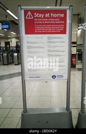 Benachrichtigung an der U-Bahn-Station in London zu Hause bleiben aufgrund der COVD-19 nationalen Regierung sozialen Distanzierung Beschränkungen für nicht-wesentliche trav Stockfoto