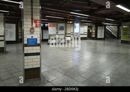 Empy Rush Hour Einlauf und Benachrichtigung an der U-Bahnstation in London zu halten 2 Meter Entfernung aufgrund COVD-19 nationalen Regierung sozialen distan Stockfoto