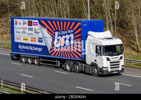 B&M-Geschäfte, B&M-Geschäfte, B&M-Geschäfte, B&M-Geschäfte, große Schnäppchen, große Einsparungen, B&M-Beschilderung, B&M-Schnäppchen, Gelenkwagen, Transportwagen, Transport, LKW, Frachtführer, Fahrzeug, europäischer Nutzfahrzeuge, Industrie, M6 in Manchester, Großbritannien Stockfoto