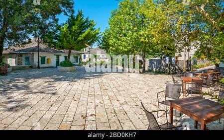 Panoramablick auf den Hauptplatz von Monodendri, einem der Steindörfer von Zagori. Epirus, Griechenland Stockfoto