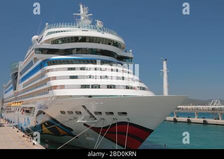 Ibiza, Spanien - 3. Juli 2019: Kreuzfahrtschiff vor Hafen Stockfoto