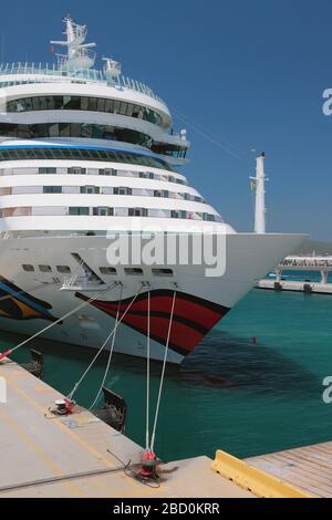 Ibiza, Spanien - 3. Juli 2019: Bootstour mit Schleife auf dem Liegeplatz am Hafen Stockfoto