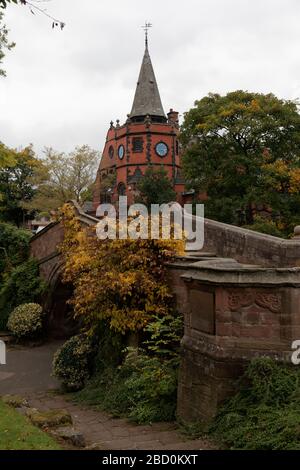 Dell Bridge und das Lyceum in Port Sunlight Dorf, Wirral; das Lyceum wurde ursprünglich als Schule gebaut und wird heute als soziales Zentrum genutzt Stockfoto