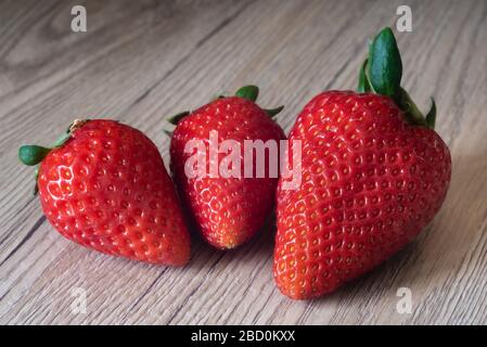 Erdbeeren auf einem Holztisch geeignet als Hintergrund mit Copyspace. Stockfoto