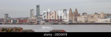 Blick auf die Liverpool Waterfront und Birkenhead vom St Mary's Tower im Birkenhead Priory auf dem Wirral Stockfoto