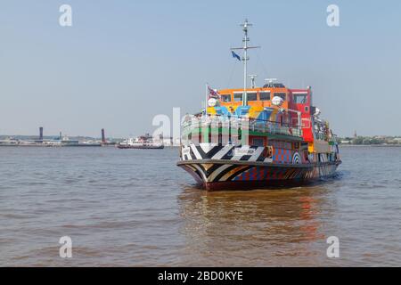 Die Mersey Ferries Snowdrop mit der Royal Iris der Mersey Fähre im Hintergrund, siehe vom Pier Head in Liverpool Stockfoto