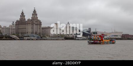 Die Mersey Ferries Snowdrop nähert sich dem Seacombe Ferry Terminal, mit den Three Graces in Liverpool im Hintergrund Stockfoto