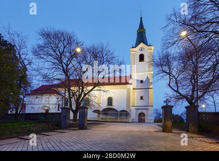 Slowakei nachts, Kirche in Senec Stockfoto