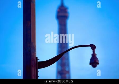 PARIS, FRANCE - Versteckte Überwachungskamera in Trocadero mit dem Eiffelturm im unscharfen Hintergrund. Schweigend gegen terroristische Bedrohungen vorgehen Stockfoto