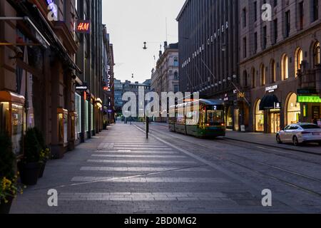 Finnland hat alle Restaurants aufgrund der aktuellen Coronakrise geschlossen. Damit sind die Straßen von Helsinki geleert. Auch am Wochenende kein Nachtleben. Stockfoto