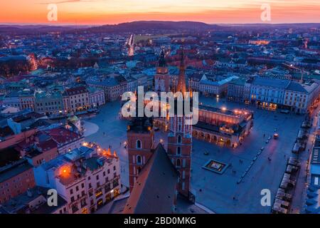 Krakauer Hauptplatz und die St. Maria-Basilika in der Abenddämmerung mit Blick auf die Dronenansicht Stockfoto