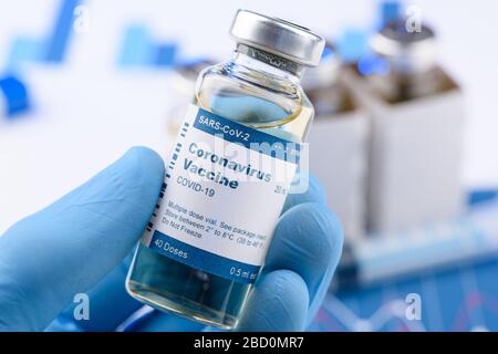 Coronavirus COVID-19-Impfstoff - Forschungskonzept für Flaschen mit mehreren Dosen. Stockfoto