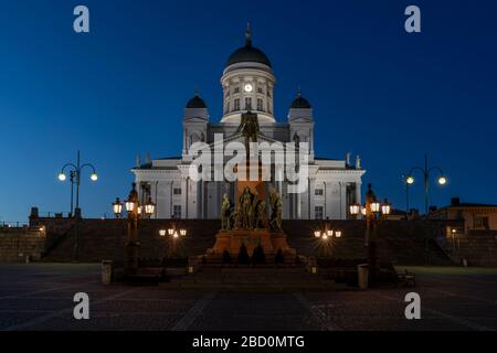 Alexander II. Von Russland ließ die finnischen Menschen unabhängig unter russischem Regime leben, die IS-Statue befindet sich vor der Kathedrale von Helsinki. Stockfoto