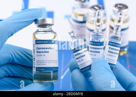 Coronavirus COVID-19 kleine Probenflaschen mit Einzeldosis und Mehrfachdosis im Konzept der Hände von Wissenschaftlern. Forschung für neues neuartiges Corona-Virus-Immunisierungsmedikament. Stockfoto